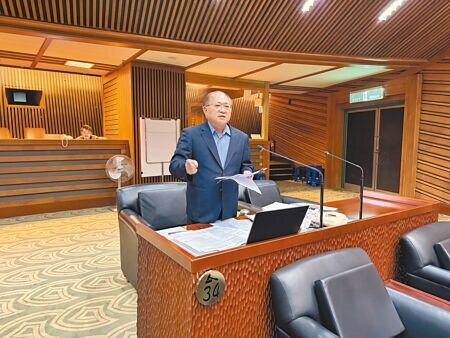 
宜蘭縣議員陳鴻禧12日在議會施政總質詢時，要求縣府盡速改善羅東鎮與冬山鄉7處危險路口，建議取消快慢車道分隔島，統一改設中央分隔島。（吳佩蓉攝）
