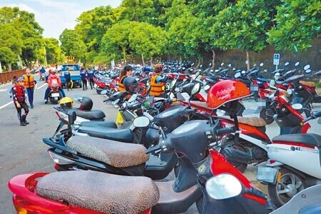 
小琉球年登島人次達百萬，遊客及居民多以機車代步，機車停車位嚴重不足。（羅琦文攝）
