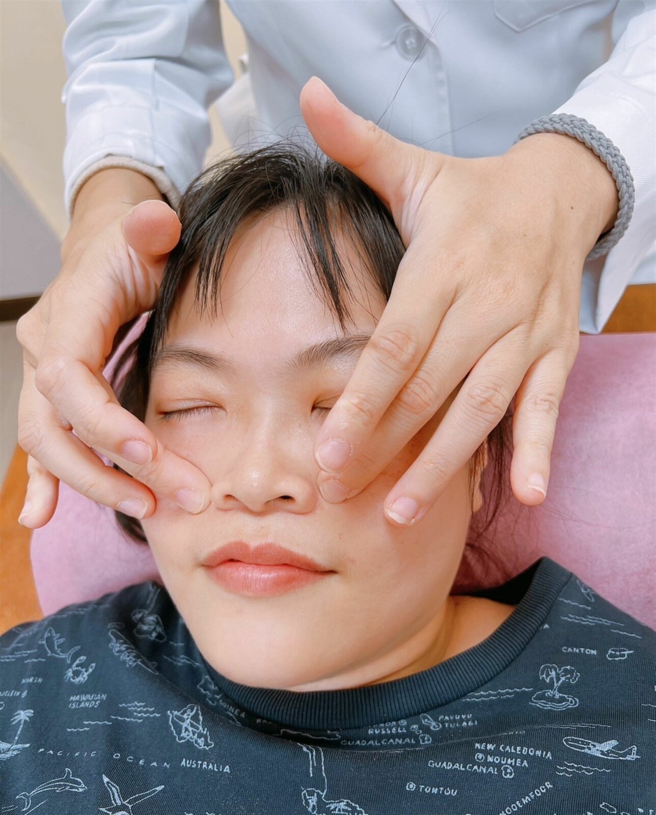 迎香穴位於鼻側外緣法令紋處,早晚按壓可緩解鼻塞、慢性及急性鼻炎。圖:風澤中醫提供