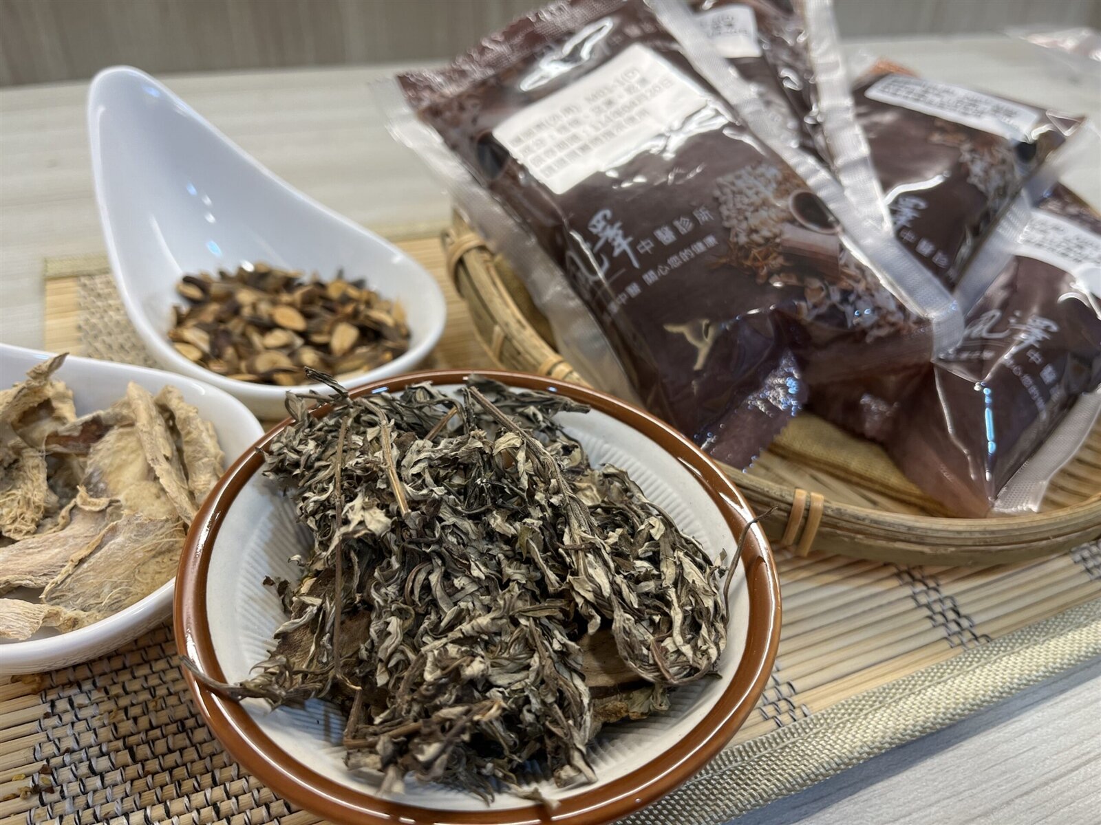 中藥暖腳方內含桂枝、艾草、乾薑,有助通經散寒。圖:風澤中醫提供