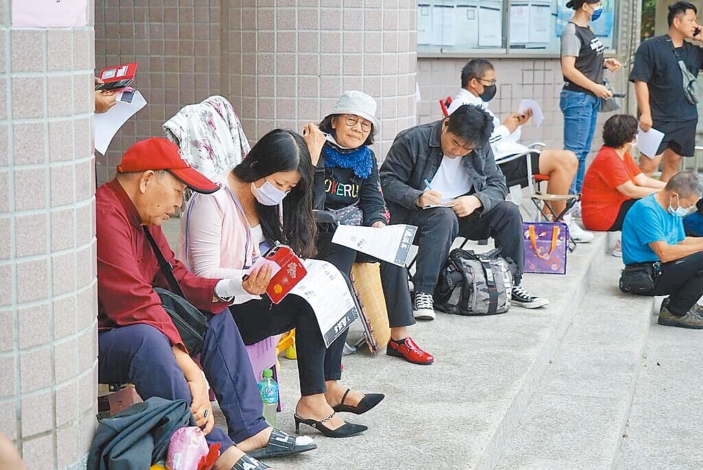 鹿港「鹿溪宴」預定在23、24日連2天各開100桌,12日早上8點開賣,吸引民眾排隊報名。圖/鹿港鎮公所提供