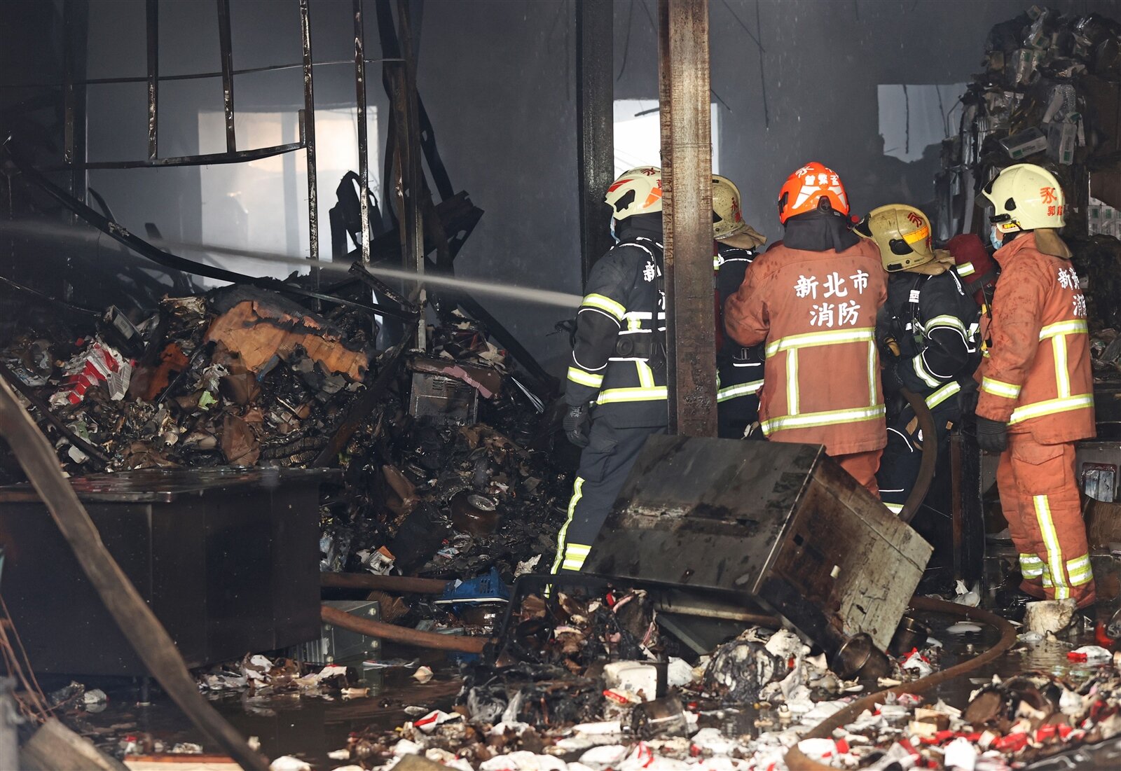 立院會今天三讀通過消防法部分條文修正草案，工廠、儲存化學品的倉庫或儲存場所，及一定規模以上的實驗室或倉庫的管理權人，火災時，未立即指派專人至現場並協助救災，最重處1000萬元罰鍰。圖／聯合報系資料照片 