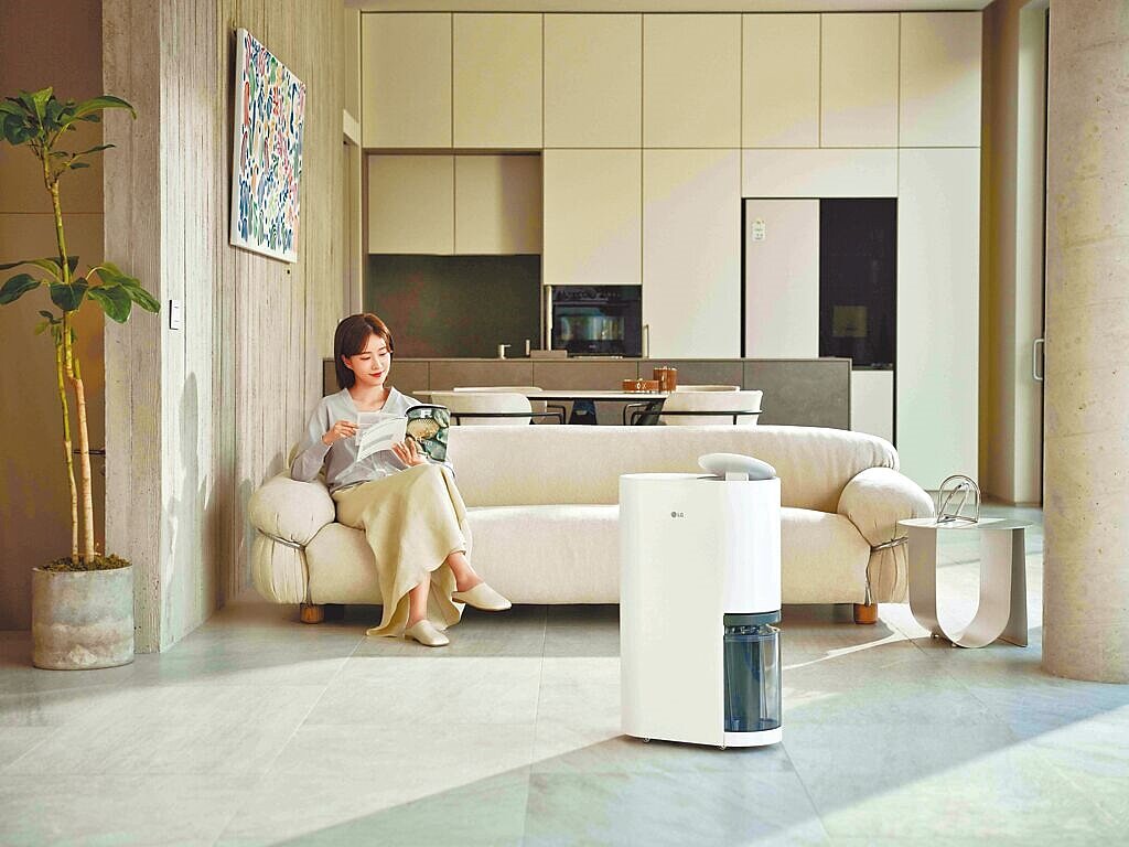 LG的PuriCare雙變頻除濕機搭載智慧模式,可隨時偵測當前濕度,聰明調節壓縮機及風扇轉速。(LG提供)