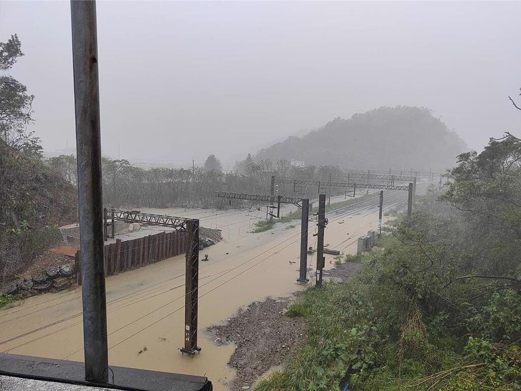 宜蘭縣12日降下大豪雨，台鐵新馬至蘇澳新站間軌道淹水。圖／民眾提供