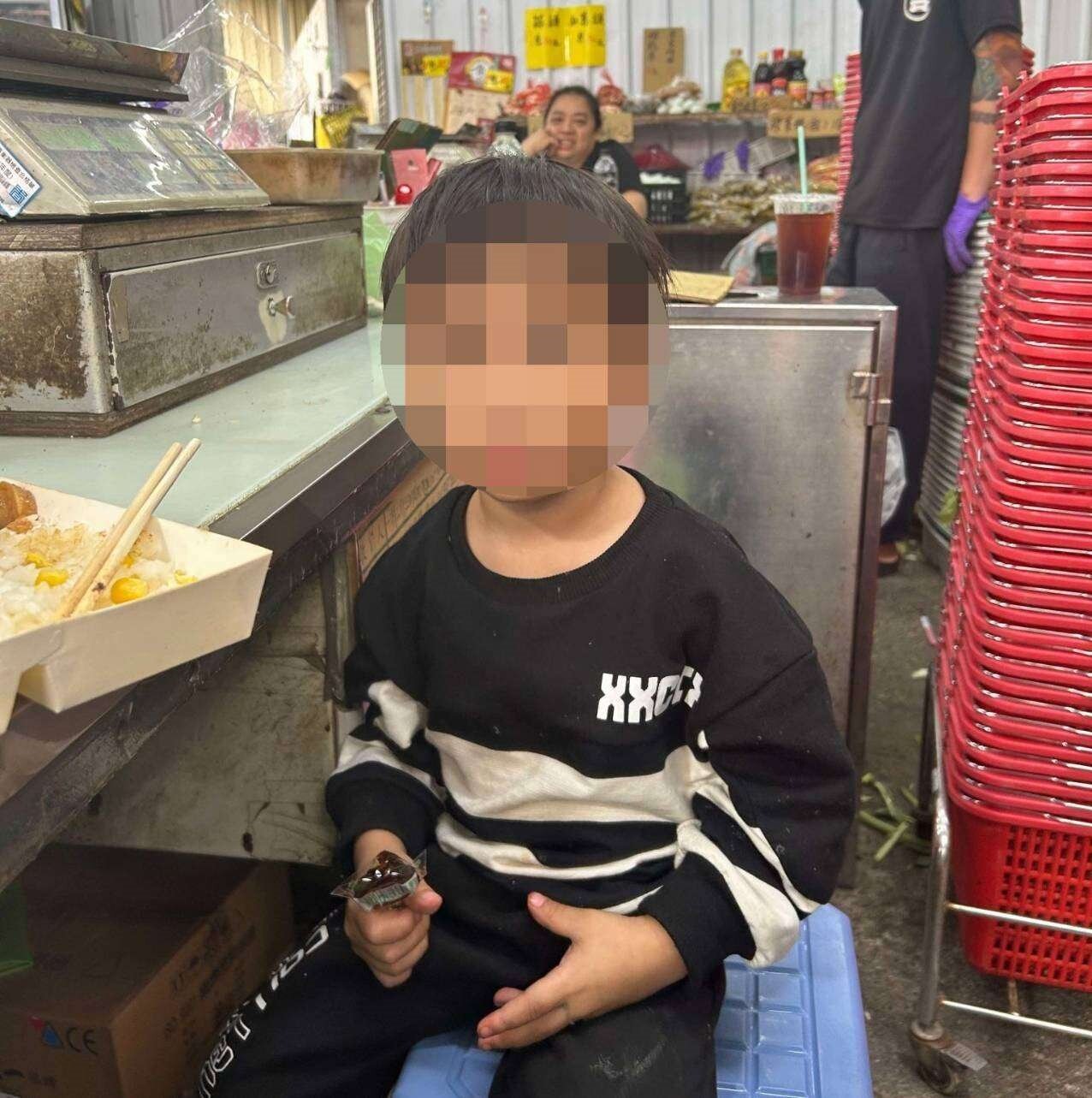 男童在蔬菜攤前待了將近15分鐘，身邊都沒有大人陪伴，眼神徬徨不知所措疑似走失。圖：讀者提供