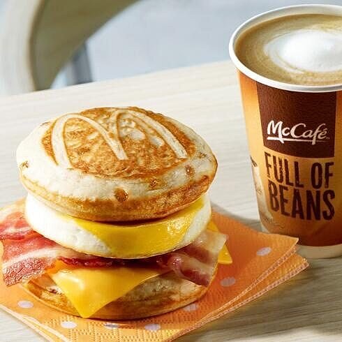 麥當勞「楓糖鬆餅漢堡」一登台即造成熱賣,醫師呼籲偶一為之即可,且要搭配蔬果,補充膳食纖維。圖/擷取自日本麥當勞官網