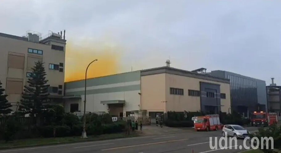 消防隊人車到現場的時候，還是可以看見明顯的從棕黃色濃煙。圖／桃園大小事粉專
