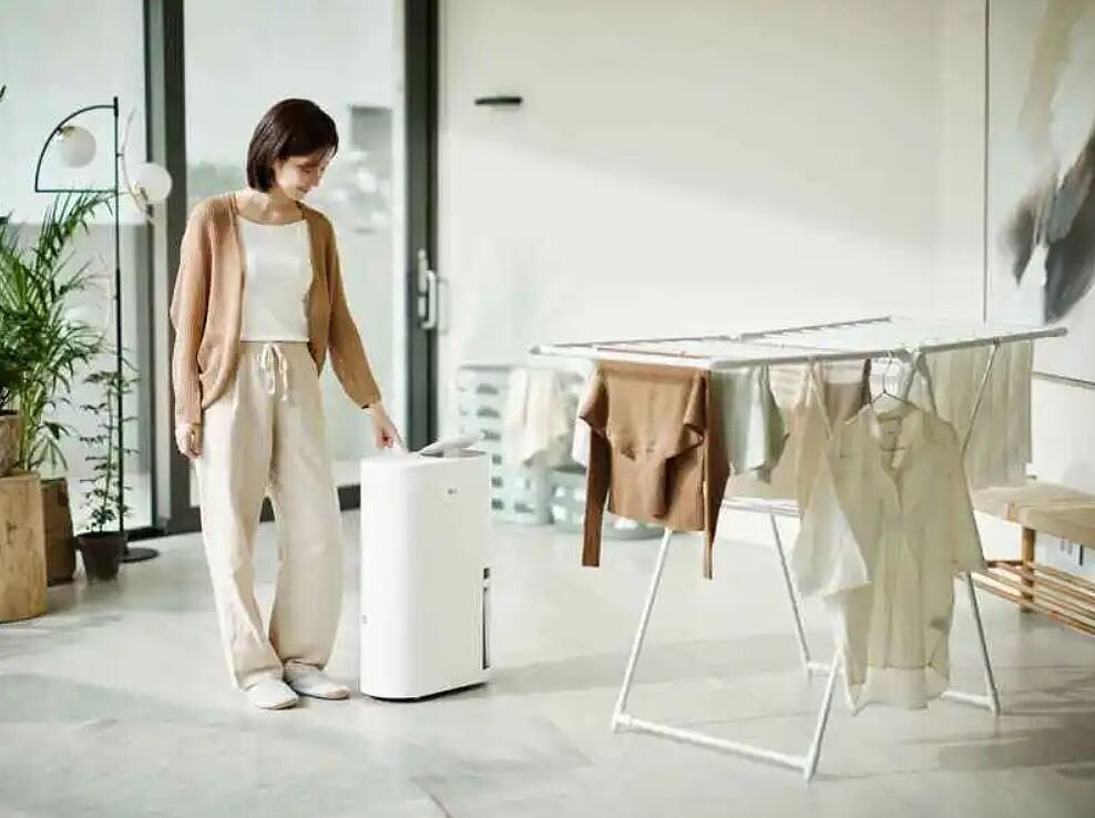 使用除濕機時記得將門窗關上,並建議將濕度設定在50~60%,舒適又省電。圖/LG提供