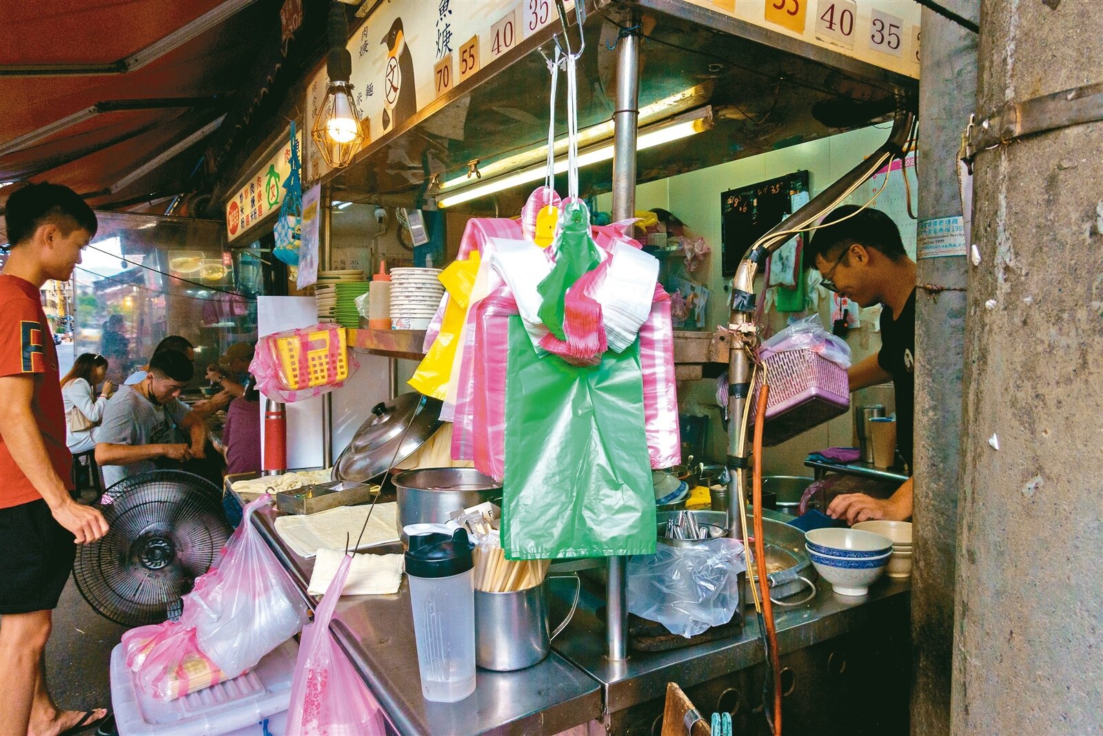 人力銀行調查發現38%大學生因經濟問題而感到壓力、憂鬱或焦慮,其中超過6成表示是因物價上漲,生活費不夠用。圖為台北市一處夜市。