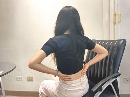 下背痛是許多人常見的困擾,醫師建議患者日常透過規律運動、改善姿勢,來緩解及根治疼痛。(李念庭攝)