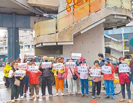 
台北市新生和平人行天橋原預計4日開拆，因有民眾抗議而暫緩，6名文化資產審議委員會委員13日到場會勘，支持拆除的民眾到場喊話天橋只是障礙物沒有文資價值。（予菱攝）
