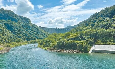 翡翠水庫發電機組每年能供應2.2億度電,但依照《電業法》翡翠水庫發電並非綠電,因此只能賣給台電,購電價格甚至打8折。(丁上程攝)