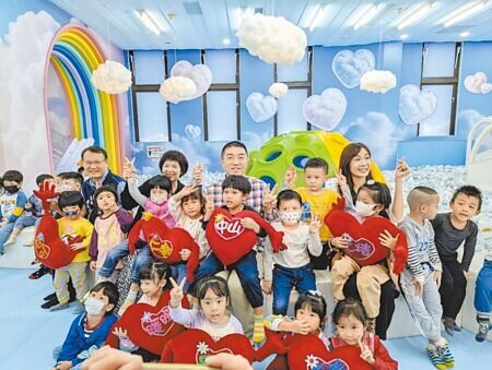 基隆市第6座仁愛室內兒童樂園13日開幕,市長謝國樑到場與小朋友同樂。(張志康攝)