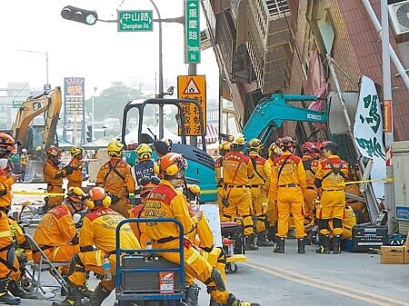 花蓮接連遭受地震、颱風侵襲,投入第一線搶災的消防人員被迫超時工作,工作權益和勞動環境受到關注。圖為0403花蓮大地震消防人員在倒塌天王星大樓搜救。(本報資料照片)