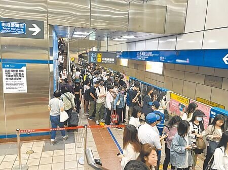 台北捷運公司擬修法放寬站內業者可販售食品,但議員擔憂會吸引老鼠、蟑螂。(劉彥宜攝)