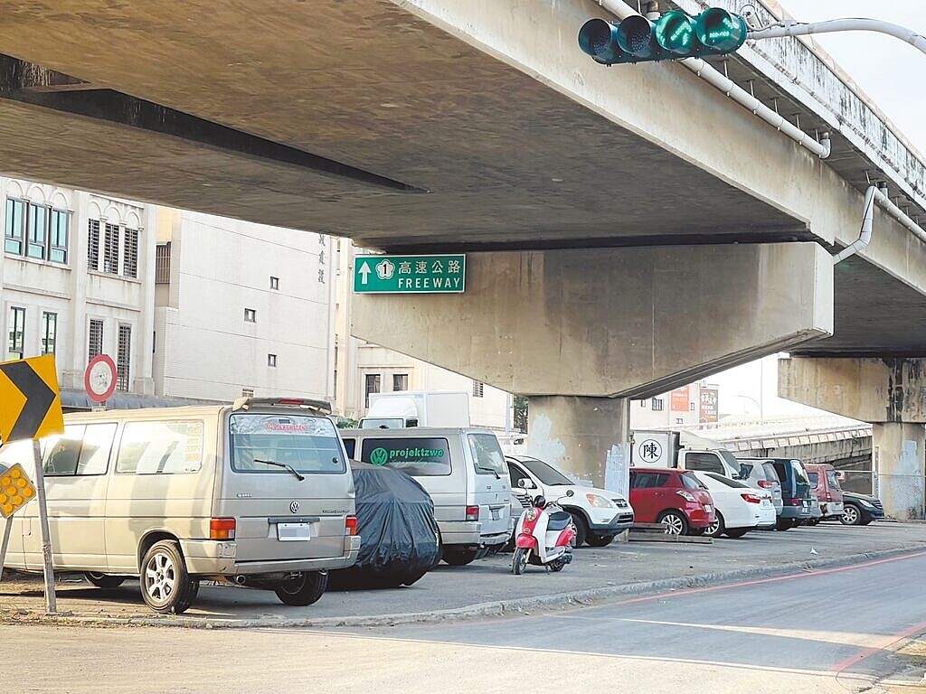 台南市永康區永大陸橋下空地面臨各式車輛長期占據的問題，地方都期盼能早日整頓、活化。（朱正軒提供／曹婷婷台南傳真）