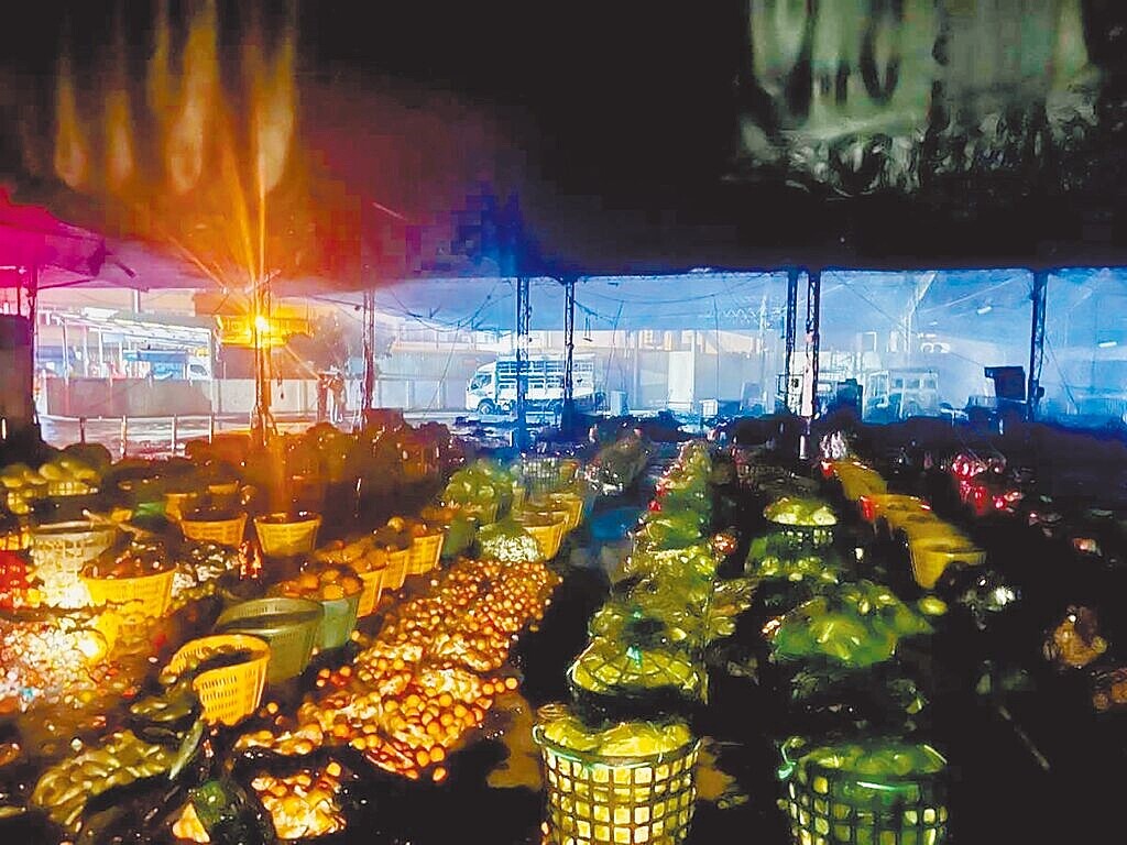 南投縣草屯鎮農會果菜批發市場13日凌晨大火,市場內待拍賣的高麗菜、洋蔥等蔬果全烤熟了,財物損失估算中,起火原因待調查釐清。(南投縣消防局提供/楊靜茹南投傳真)