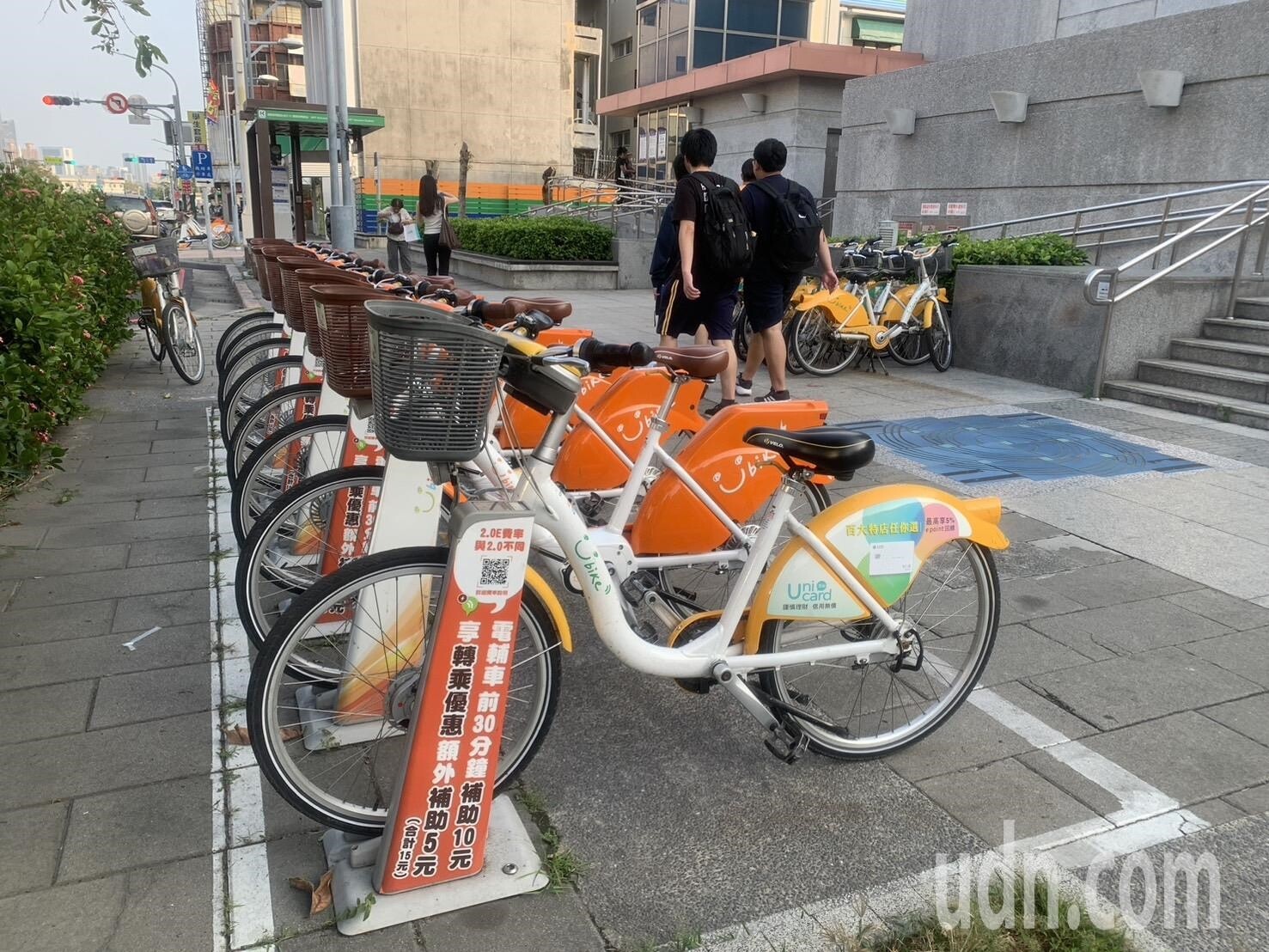 市府曾建議YouBike提供附載兒童功能，但現階段沒有適用的保險，且道安法規針對附載坐人有明確年齡、體重限制，執行上仍有困難。記者宋原彰／攝影 