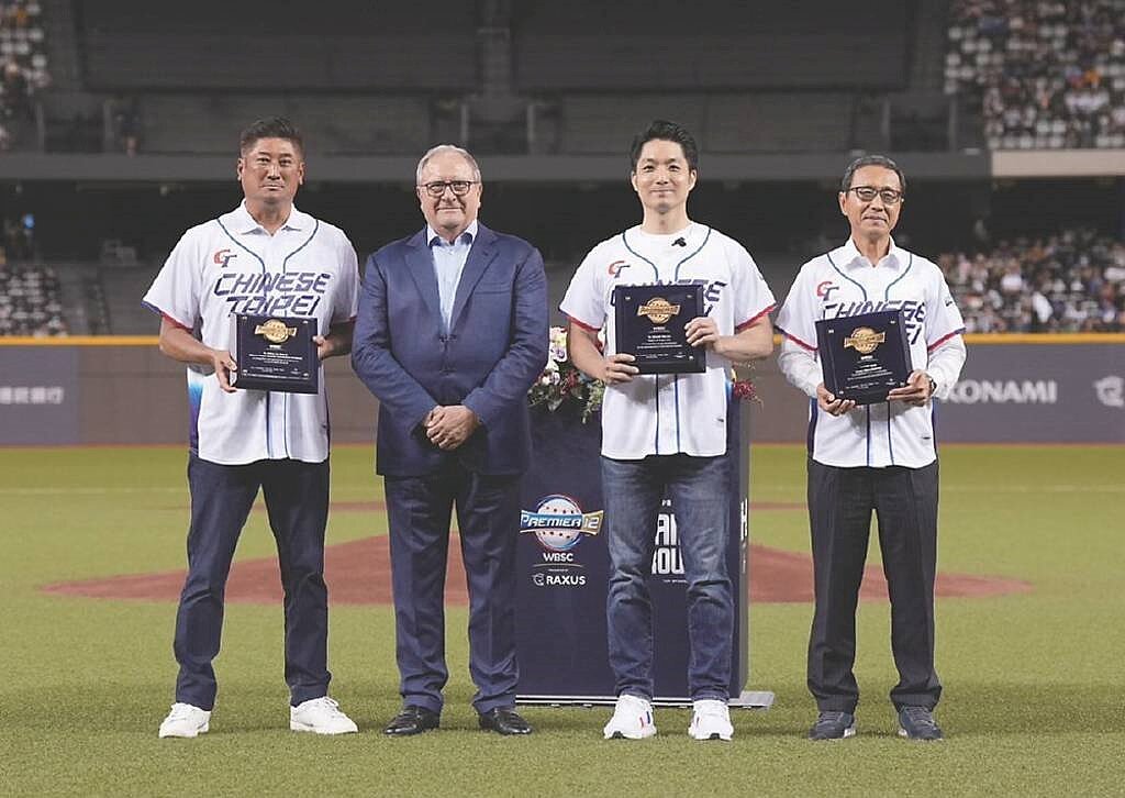中信銀行贊助「世界棒球12強賽」，開幕戰13日於台北大巨蛋開打，世界棒壘球總會會長Riccardo Fraccari（左二）致贈感謝狀予臺北市市長蔣萬安（右二）、中華棒協理事長辜仲諒（左一）及中信銀行董事長陳佳文。 圖／中華棒協提供

