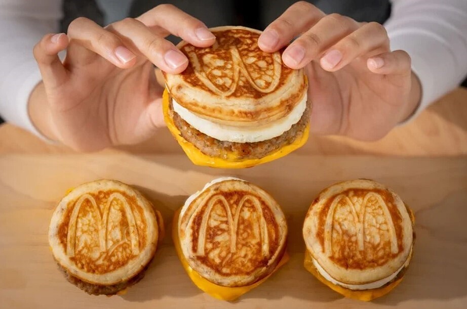 McGriddles「厚鬆餅堡系列」特色就是使用印有麥當勞logo的楓糖風味厚鬆餅。圖／麥當勞提供
