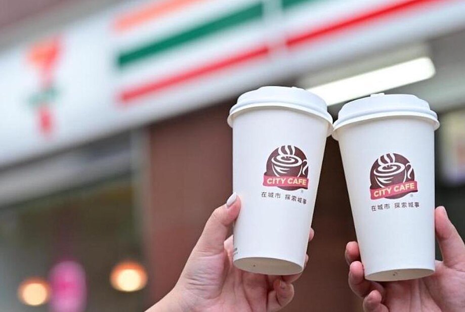 歡慶贏球、旗開得勝,7-ELEVEN「行動隨時取」自11月14日凌晨0點起至11月15日限時推出CITY CAFE大杯卡布奇諾買2送2、CITY TEA經典純奶茶買2送1(現萃茶限定現萃茶門市兌領),每案型每會員限購1組。圖/7-ELEVEN提供