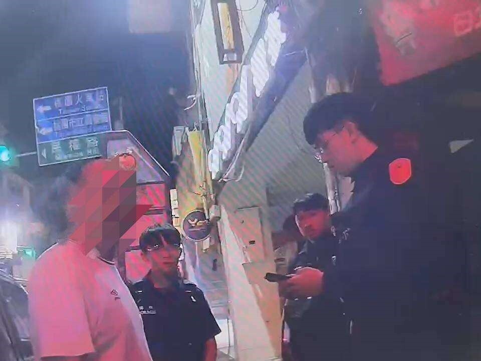 張男辯稱因一時分心不慎撞到員警，想找停車格把車子停好再來處理，沒有逃逸的意思。圖：讀者提供