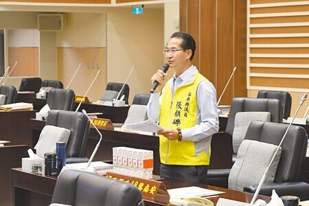 
中央推出「班班有鮮奶」政策，造成鮮奶供不應求，苗栗縣議員張顧礫14日在議會總質詢中指出，通霄鎮及苑裡鎮的小學，從9月1日開學起至11月14日為止，都沒看到鮮奶。（謝明俊攝）
