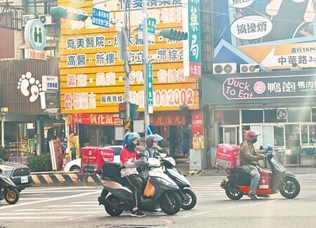 台南市政府環保局今年度首創於10月至12月秋冬空品不良季節,對外送員祭出電動車月租費補助,編列150萬元經費,迄今卻僅3個人申請。(曹婷婷攝)
