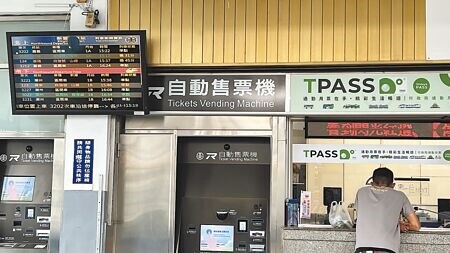 
台南TPASS通勤月票自去年中發行後，受到通勤族熱烈回響，近期單月銷售2.2萬筆。（張毓翎攝）
