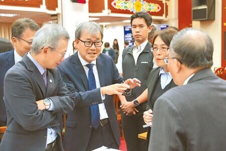 教育部長鄭英耀(後中)表示,大學可以協助地方發展,但若雙方合作計畫無法執行,支持地方政府將土地收回。(郭吉銓攝)