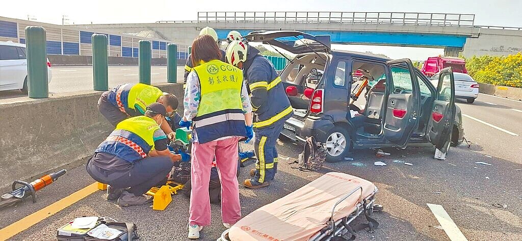 黑色汽車疑遭聯結車噴飛的輪胎砸中，車體嚴重毀損，駕駛經消防員搶救送醫仍不治。（民眾提供／葉靜美彰化傳真）