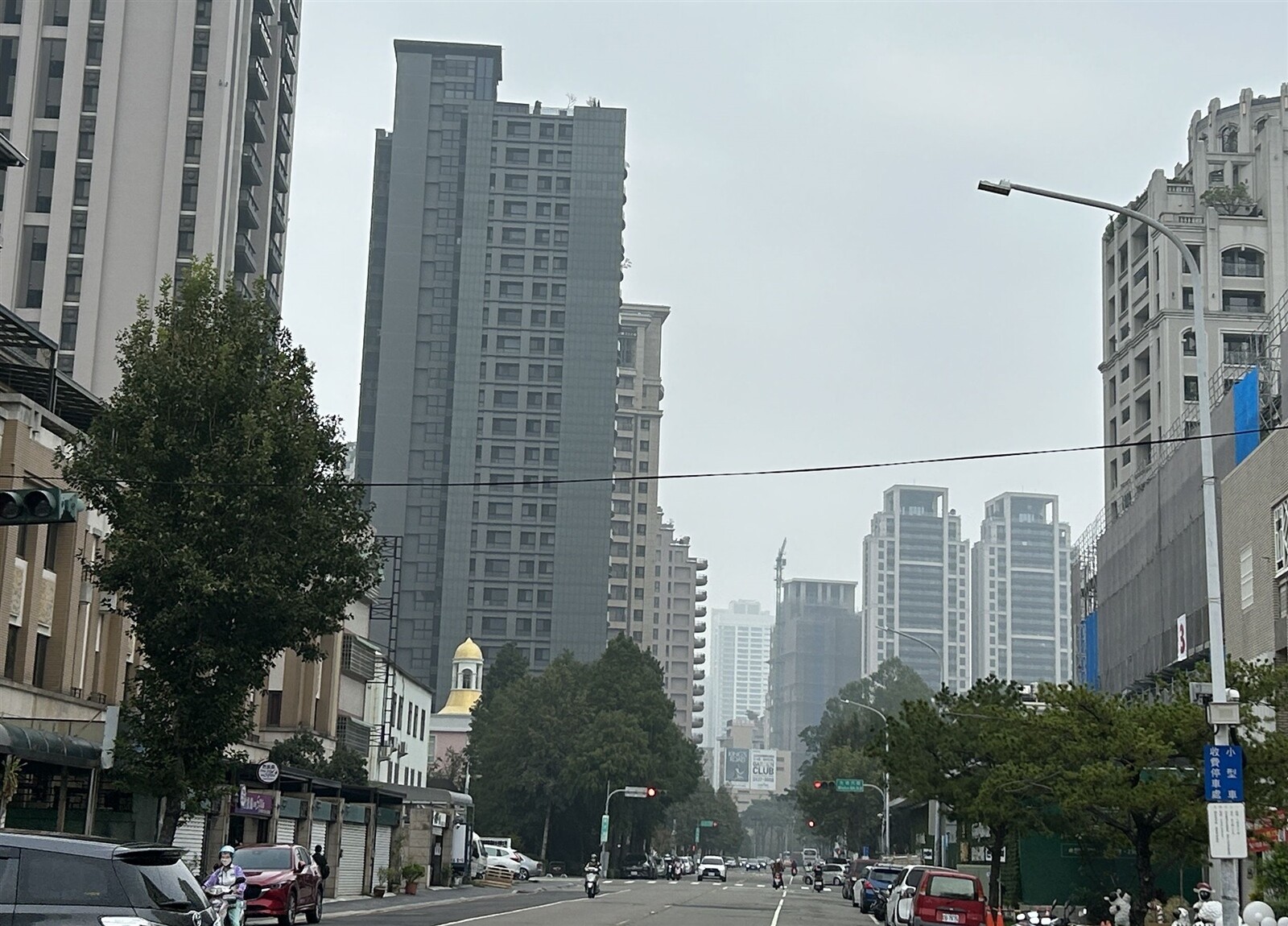 台中市今天下午天空灰濛濛，遠方建築物只看得到模糊輪廓。記者趙容萱／攝影 