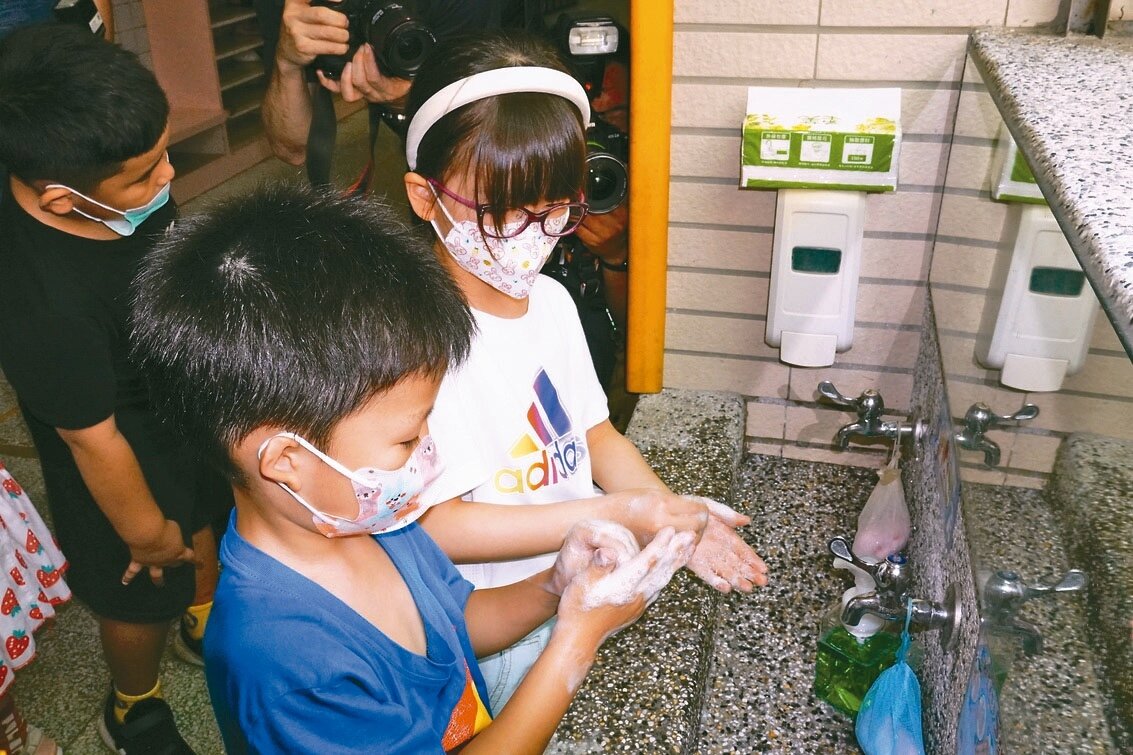 國內腸病毒正處於流行期,孩子需勤洗手。本報資料照片
