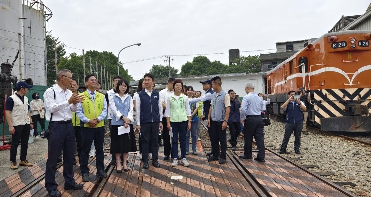 交通部長陳世凱（左4）昨天赴彰化縣會勘，地方爭取擴大打造扇形車庫園區。記者林宛諭／攝影 