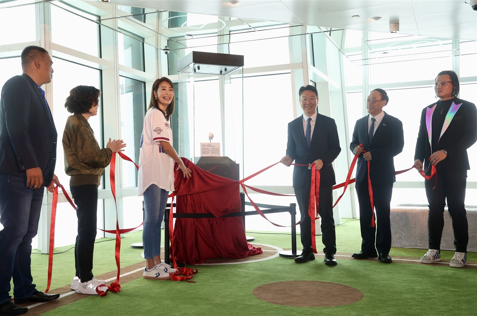 台北101才剛舉辦「夢想高飛活動特展」，但台北101董事長賈永婕（左三）又遭恐嚇。圖／本報系資料照片 