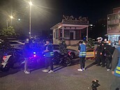 藏不住了！移工騎改裝車遭楊梅警攔查　失聯身分意外曝光