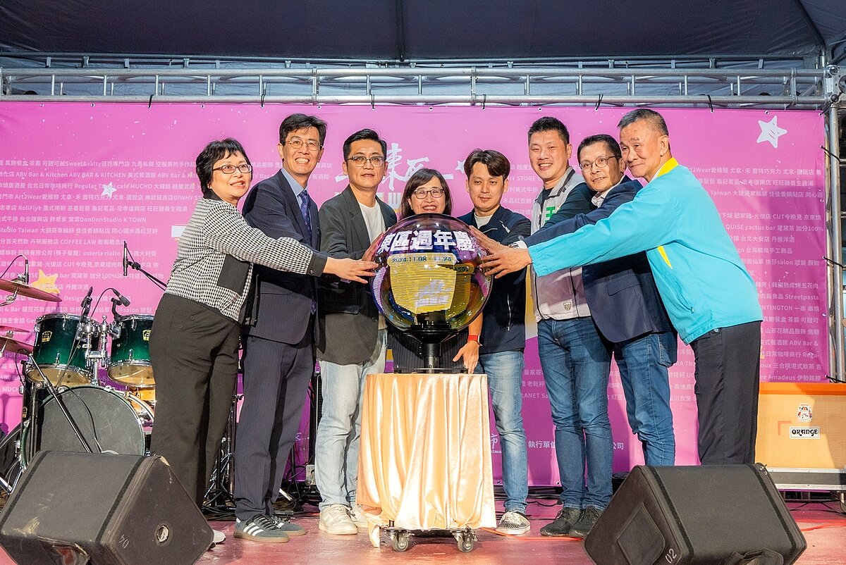 由台北市副市長林奕華(圖左4)、大安區光武里里長韓和修(圖右4)、台北市議員王閔生(圖右3)等嘉賓啟動開幕光球儀式。圖/永慶房屋提供