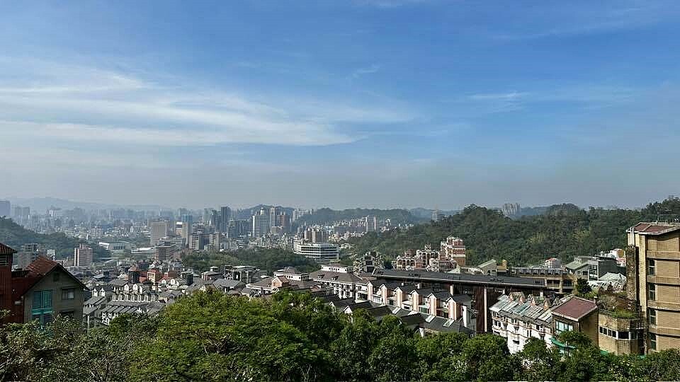 地空有霾。圖/取自鄭明典臉書