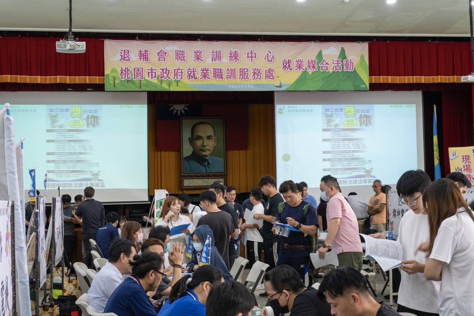 桃園市就職處與退輔會職訓中心今日共同舉辦「美好職涯 一鹿精彩」徵才活動。圖:就服處提供