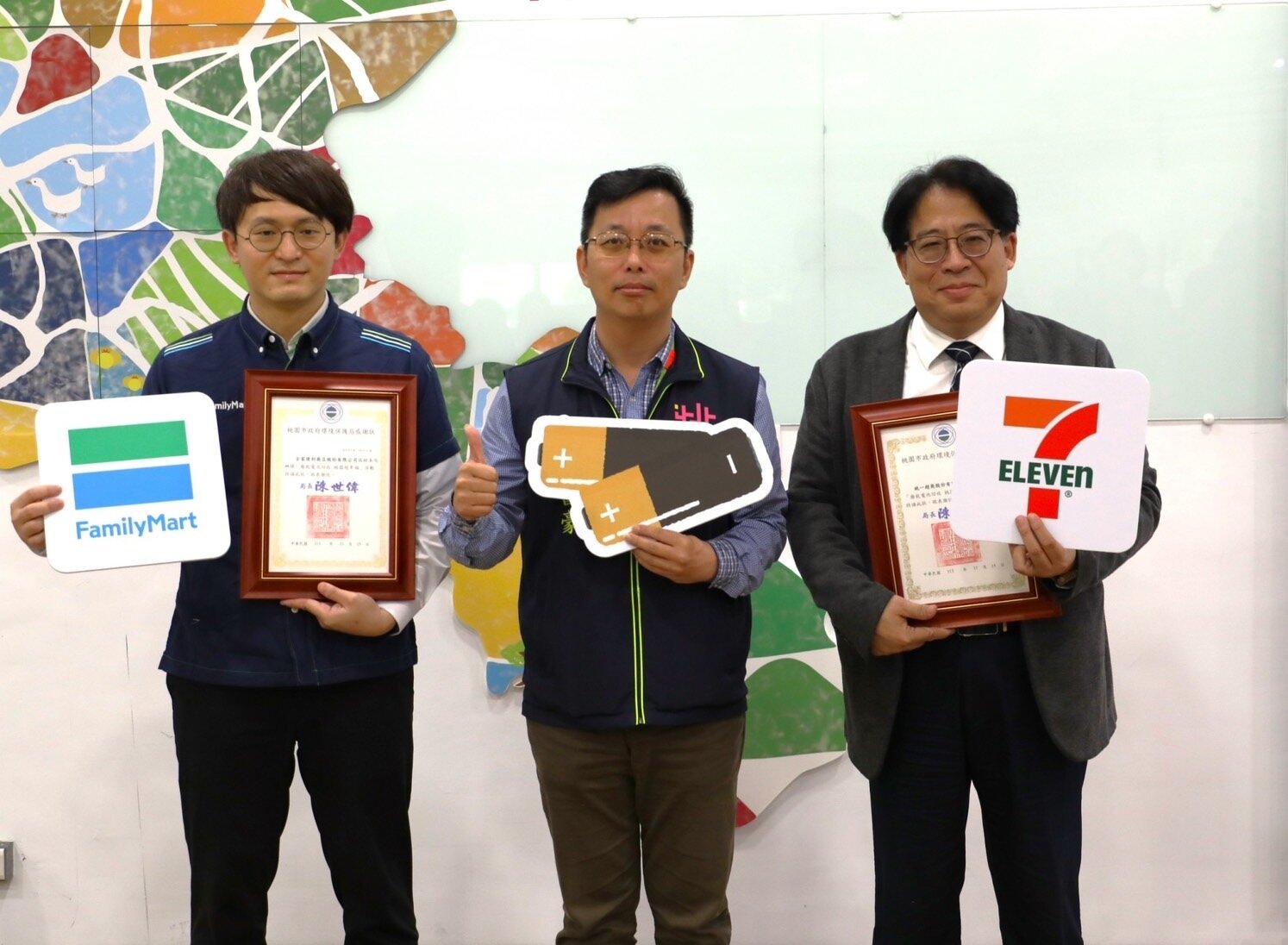 桃園市環管處長張書豪頒發感謝狀予統一與全家超商善盡社會責任,為資源回收盡一份心力。圖:環管處提供