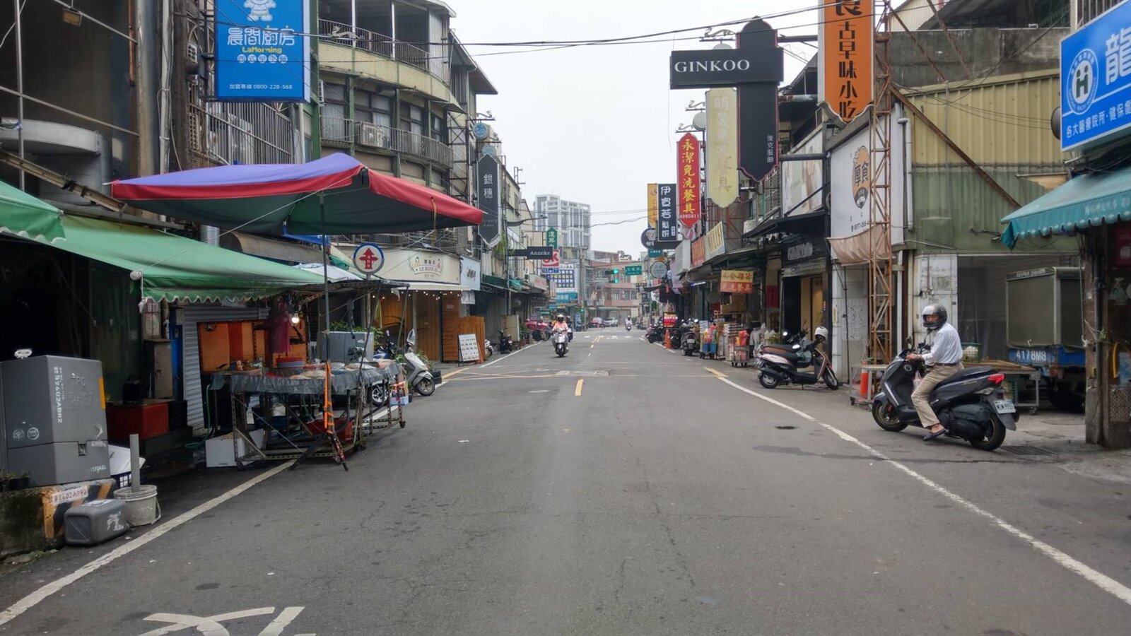 桃園市龍潭區龍潭公有零售市場為當地人採買的重要市場,不過周邊停車位不足,導致交通容易混亂,地方希望增設機車格方便民眾採買,避免被開罰。記者翁唯真/攝影