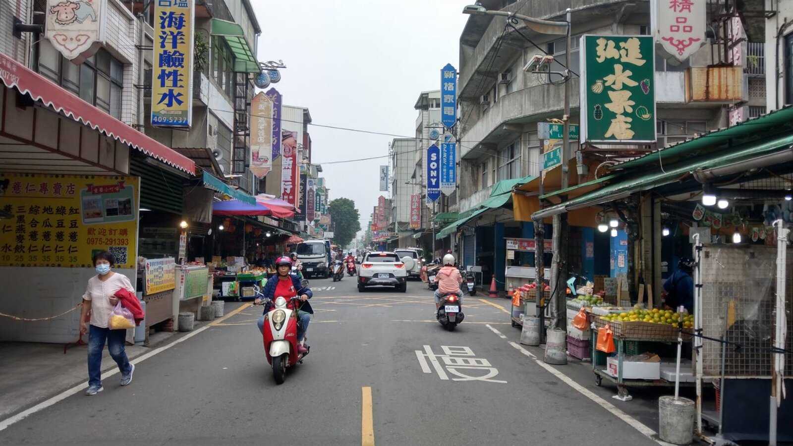 桃園市龍潭區龍潭公有零售市場為當地人採買的重要市場,不過周邊停車位不足,導致交通容易混亂,地方希望增設機車格方便民眾採買,避免被開罰。記者翁唯真/攝影