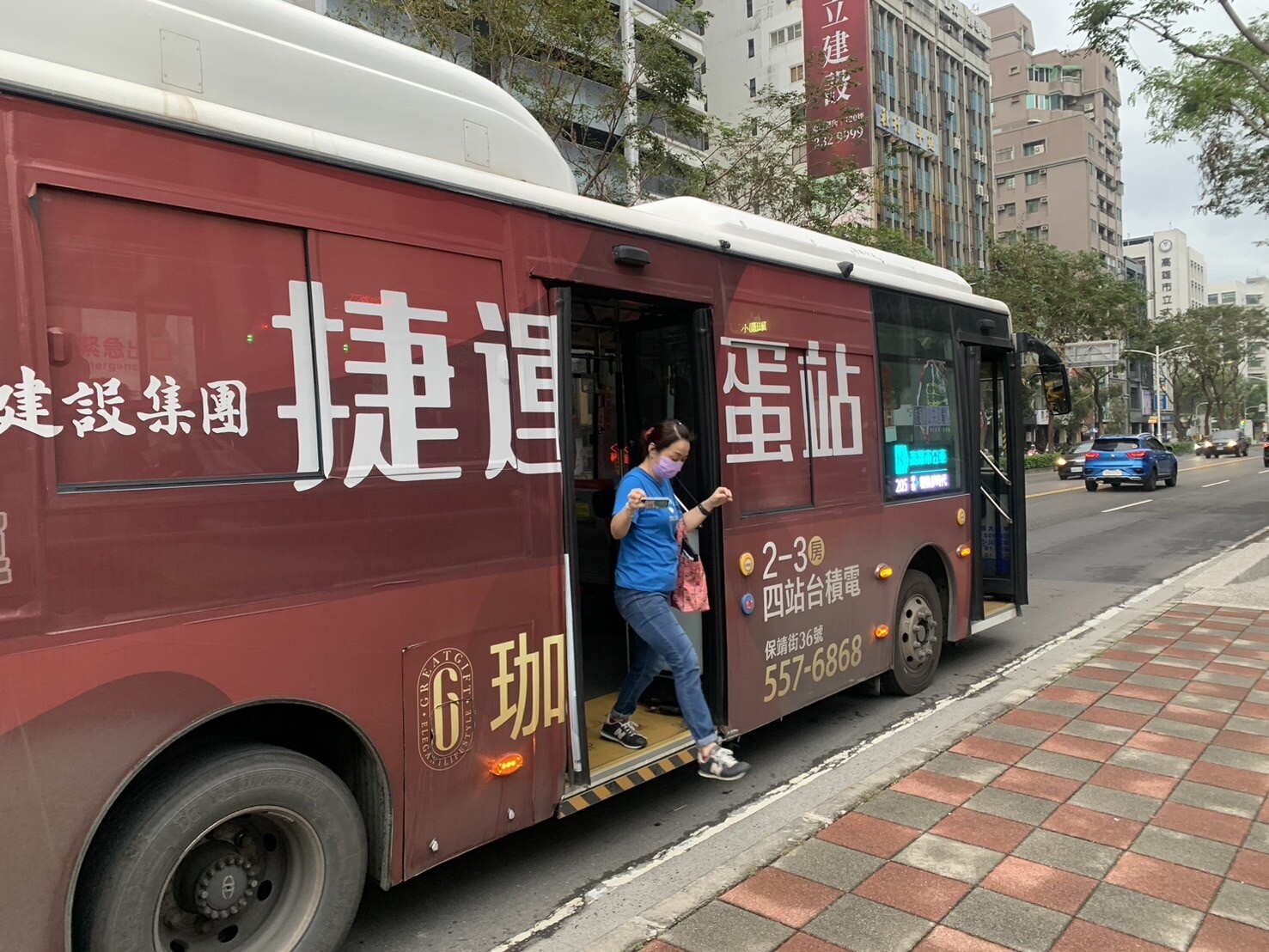 高雄市府曾喊話2025年公車將全面無障礙化，但至今全市仍有近200輛公車未有無障礙設計。記者宋原彰／攝影 