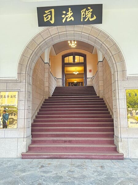 宜蘭地方法院法官張軒豪酒後駕車,法官評鑑委員會15日決議將他報由司法院移送職務法庭審理,建議罰款月俸4個月。(本報資料照片)【禁止酒駕。飲酒過量,有害健康。】