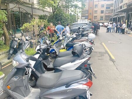 基隆市環保局今年度已針對未按時完成排氣定檢的機車開罰。示意圖,非當事機車。(徐佑昇攝)