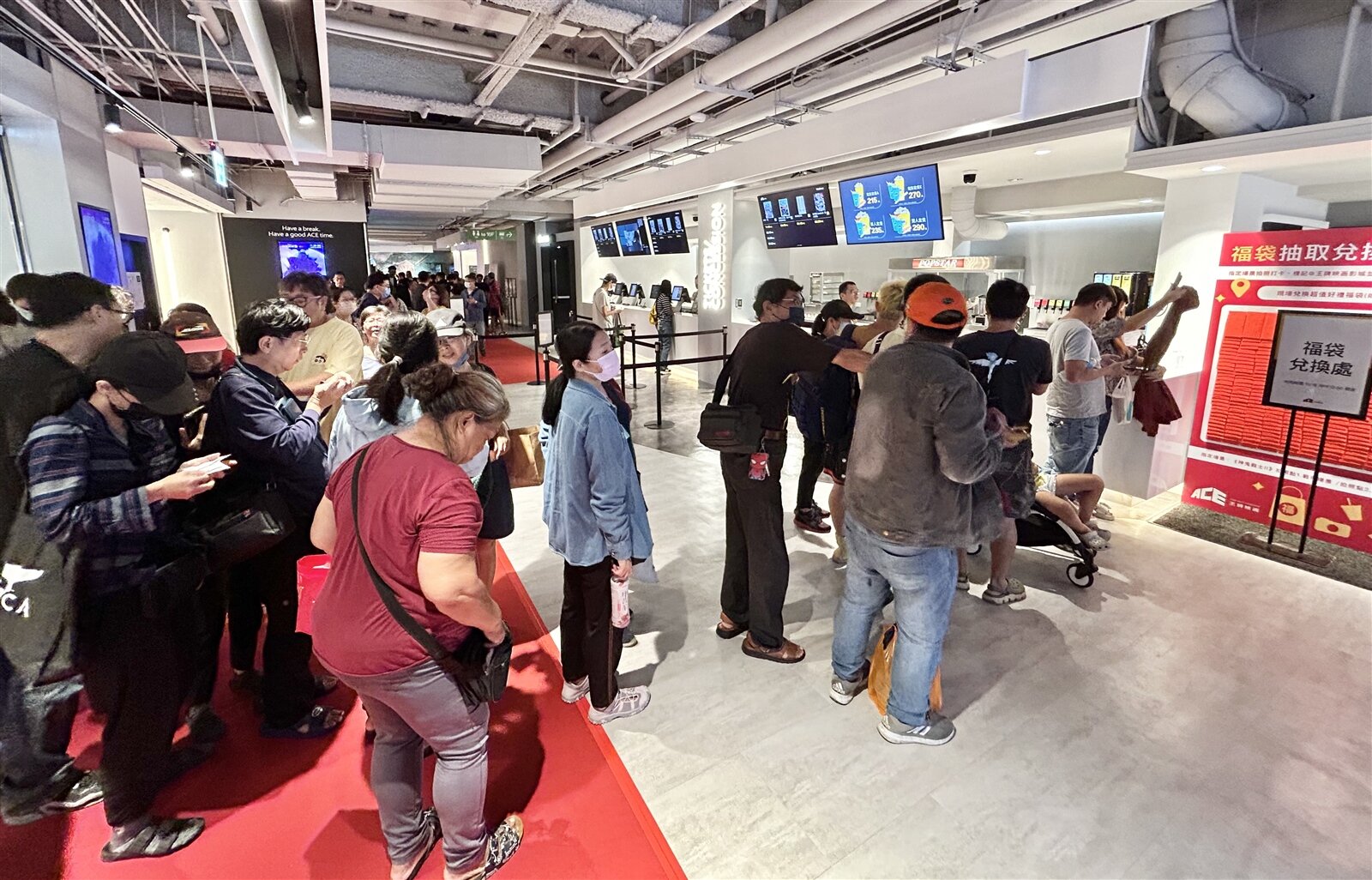 王牌映画影城開幕首日,即吸引大批民眾到場參與活動。記者宋健生/攝影