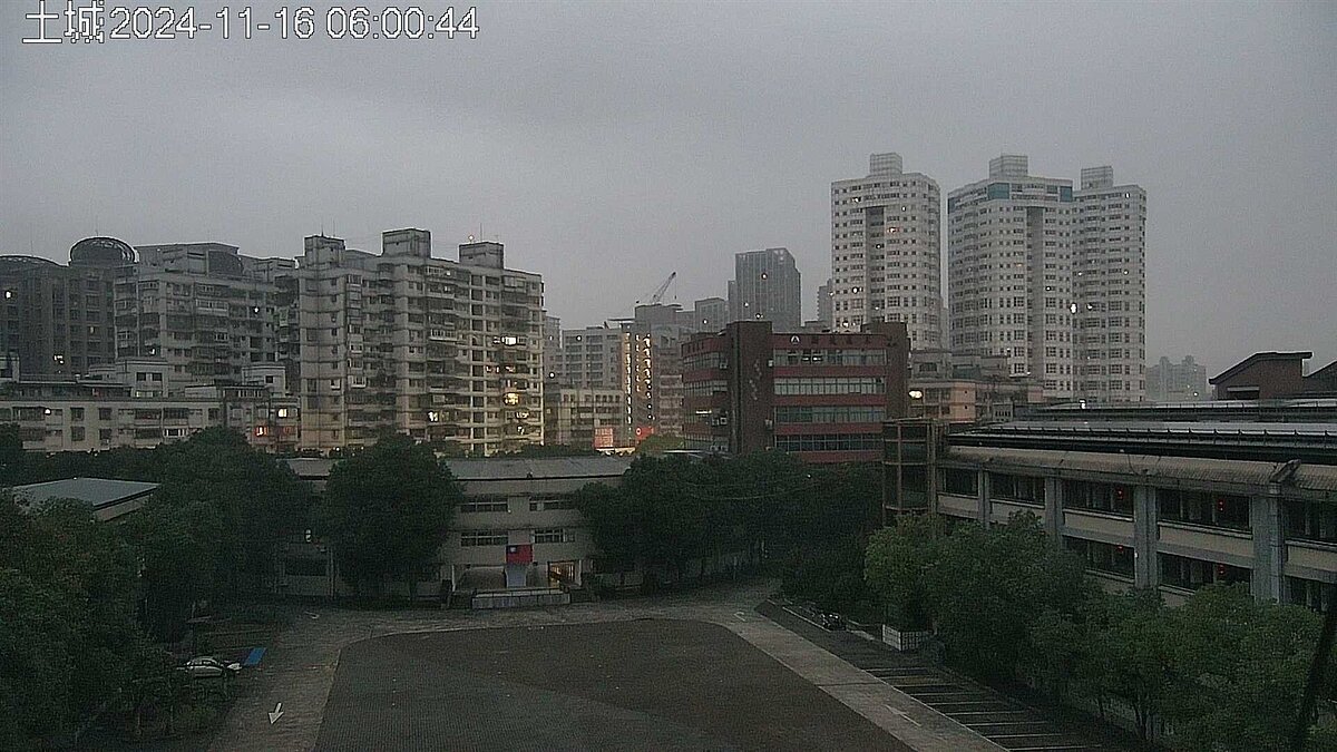 環境部16日提醒土城地區所有族群應減少在戶外活動（紅色警示）。圖／取自空氣品質監測網