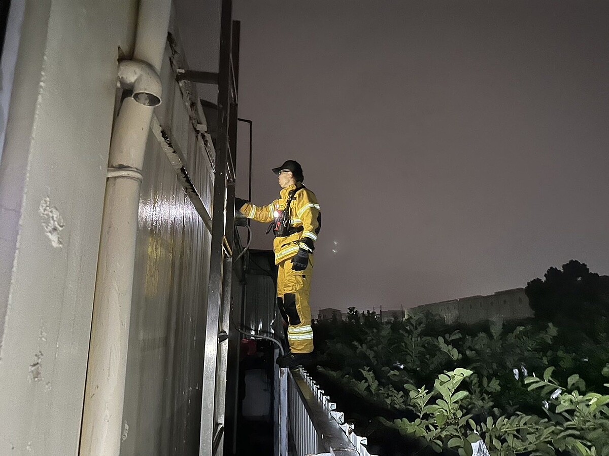 家住高市燕巢區瓊林路的30歲鄭姓女子，15日晚間8時許，見家中水塔疑似故障，上頂樓查看，疑被馬達漏電，鄭女觸電倒地，經送醫不治。圖／聯合報記者石秀華翻攝