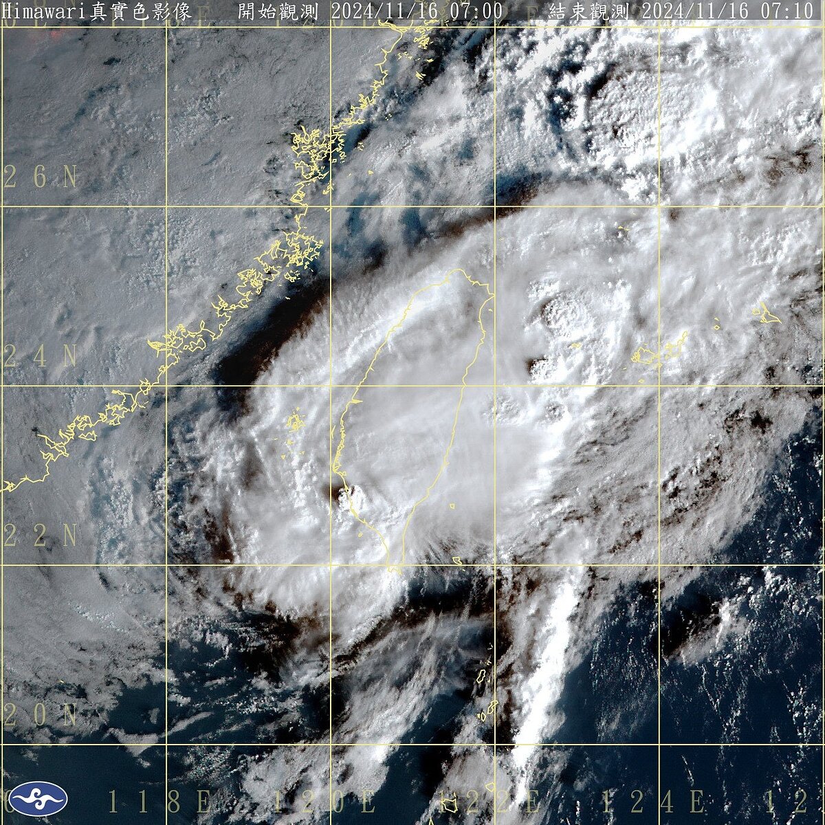 天兔颱風中心目前在台灣西南方近海,向東北移動,其暴風圈已接觸台灣南部陸地。圖/取自中央氣象署網站