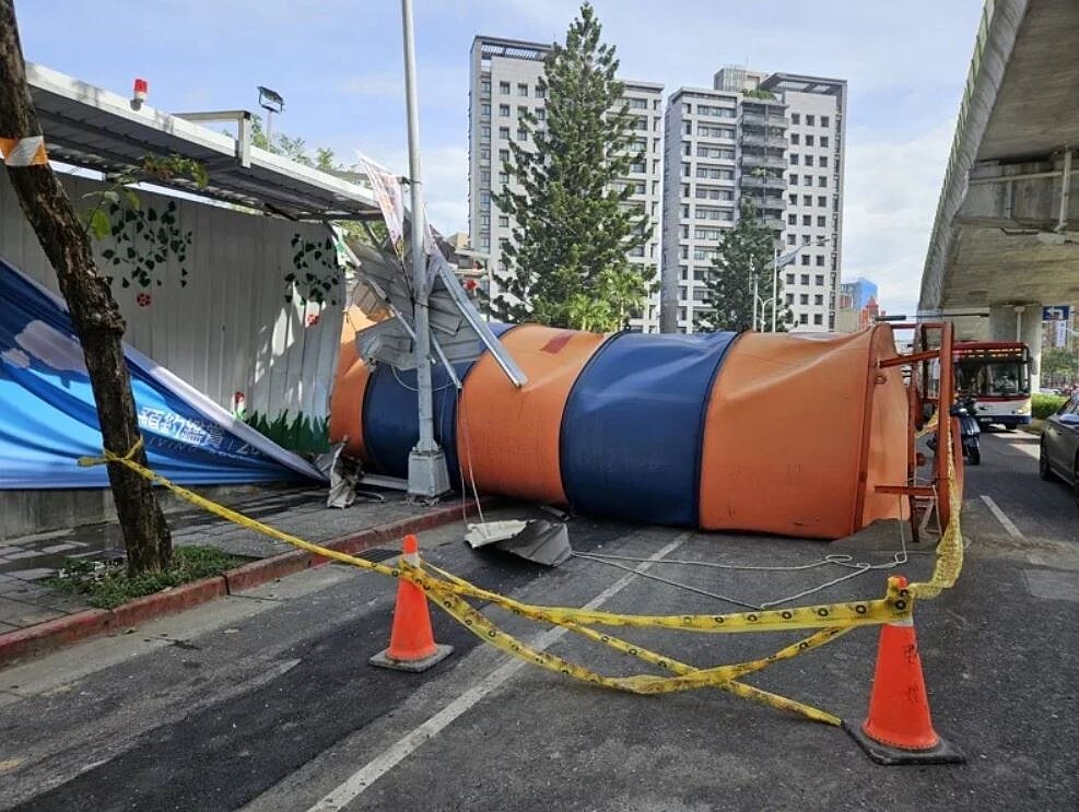 台北市內湖區內湖路1段一處新建工地中午發生水泥塔倒塌事件。圖／議員陳宥丞提供
